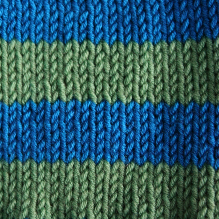 Ručně pletená pruhovaná čepice z MERINO vlny