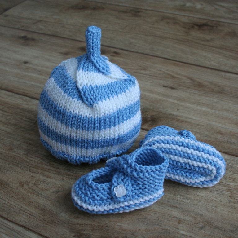 Pletený komplet (čepice,capáčky) pro novorozeňátko z MERINO vlny