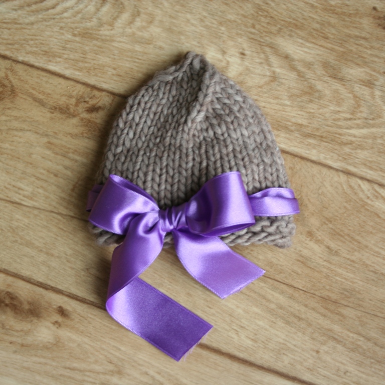 :Pletená čepice s mašlí na focení novorozeňátek, hnědá