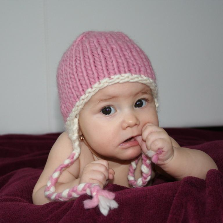 Pletená čepice s copy na focení novorozeňátek, růžovokrémová