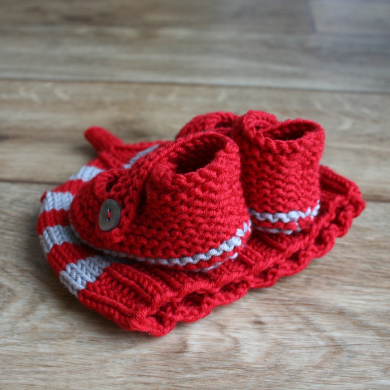 Pletený komplet (čepice, capáčky) pro miminko z MERINO vlny