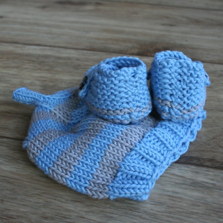 Ručně pletený komplet pro novorozeňátko, bačkůrky a čepice
