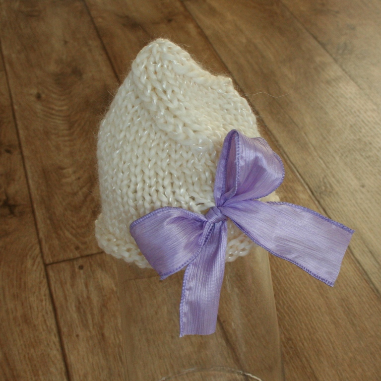 Pletená čepice s mašlí na focení novorozeňátek, krémová