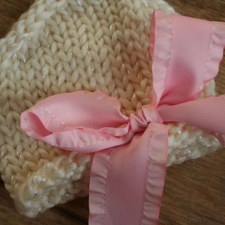 :Pletená čepice s mašlí na focení novorozeňátek, krémová