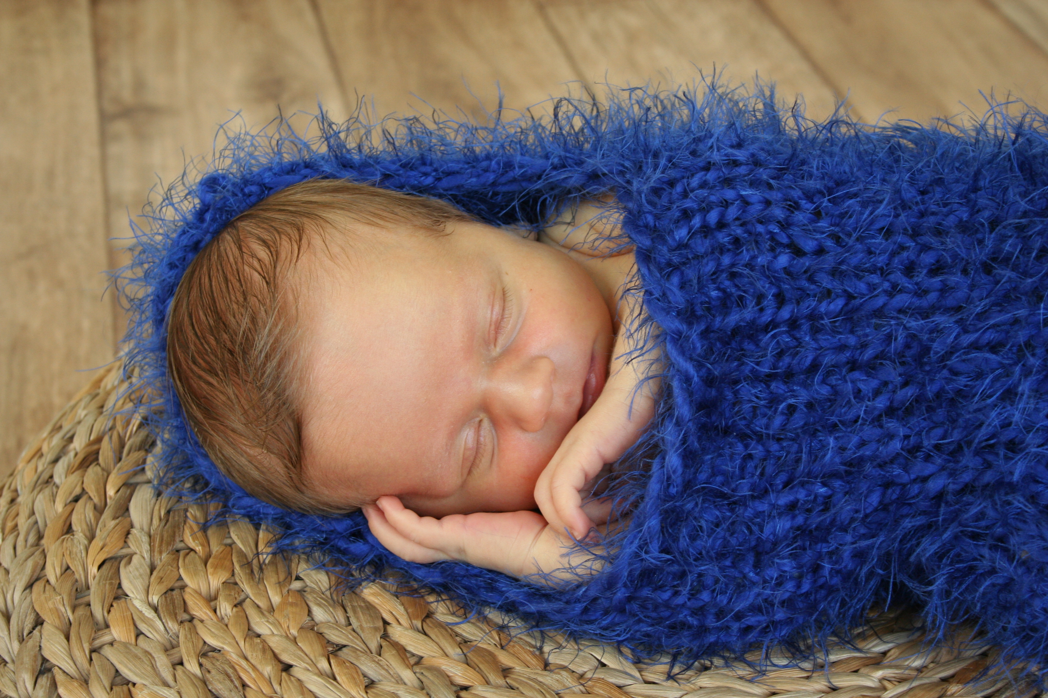 :Pletený vak na focení novorozeňátek "chlupatý" modrý